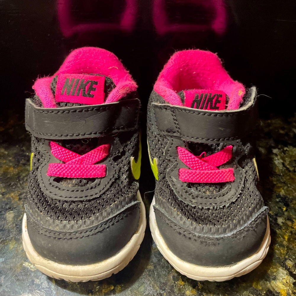 NIKE toddler running shoes black pink w/ Velcro strap size 3